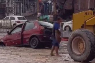 Carro preso em lama em canteiro de obras em Manaus após chuva forte