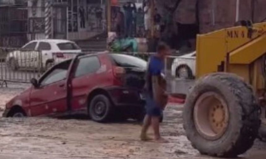 Carro preso em lama em canteiro de obras em Manaus após chuva forte