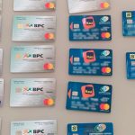 Cartões de benefício BPC e cartões bancários, possivelmente relacionados a fraudes do INSS em Manaus.