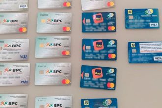 Cartões de benefício BPC e cartões bancários, possivelmente relacionados a fraudes do INSS em Manaus.