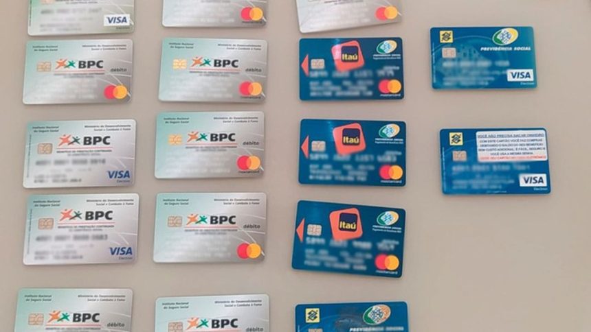 Cartões de benefício BPC e cartões bancários, possivelmente relacionados a fraudes do INSS em Manaus.