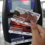 Cartões Passafácil sendo usados em terminal de ônibus. Fim do pagamento em dinheiro em breve.