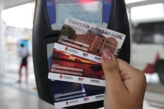 Cartões Passafácil sendo usados em terminal de ônibus. Fim do pagamento em dinheiro em breve.