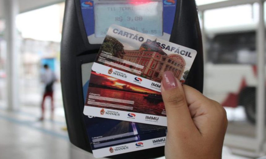 Cartões Passafácil sendo usados em terminal de ônibus. Fim do pagamento em dinheiro em breve.