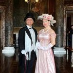 Casal em trajes de época posando em frente ao Teatro Amazonas.