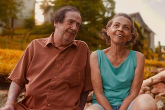 Casal sorrindo em ambiente externo, em um pôr do sol, em um dos filmes do Festival Close.