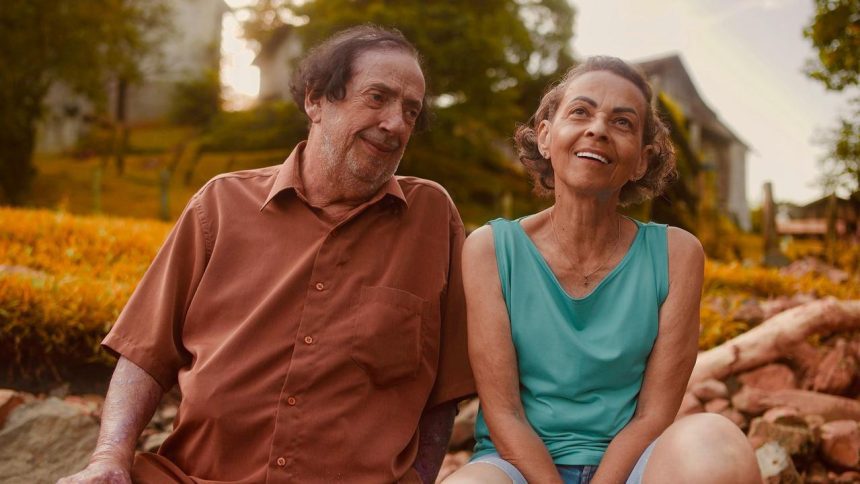 Casal sorrindo em ambiente externo, em um pôr do sol, em um dos filmes do Festival Close.