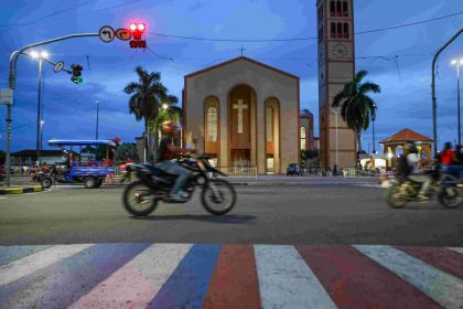 Catedral de Nossa Senhora do Carmo em Parintins com tráfego em frente.