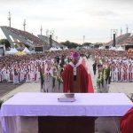Celebração de Pentecostes no Sambódromo de Manaus, com milhares de fiéis.