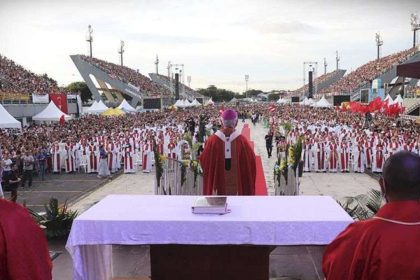 Celebração de Pentecostes no Sambódromo de Manaus, com milhares de fiéis.