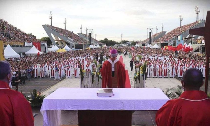 Celebração de Pentecostes no Sambódromo de Manaus, com milhares de fiéis.