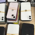 Celulares apreendidos em operação policial, incluindo iPhones