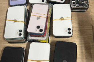 Celulares apreendidos em operação policial, incluindo iPhones