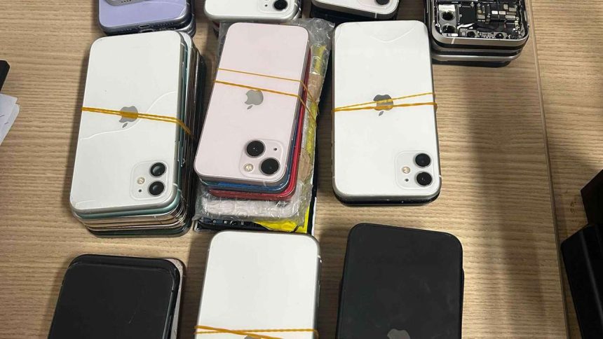 Celulares apreendidos em operação policial, incluindo iPhones