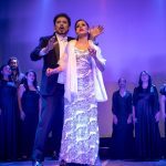 Cena da peça 'Clássicos da Broadway' com cantores em palco.