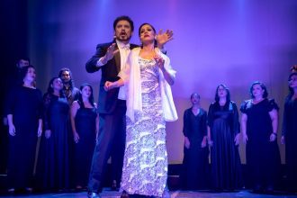 Cena da peça 'Clássicos da Broadway' com cantores em palco.