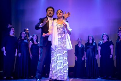 Cena da peça 'Clássicos da Broadway' com cantores em palco.