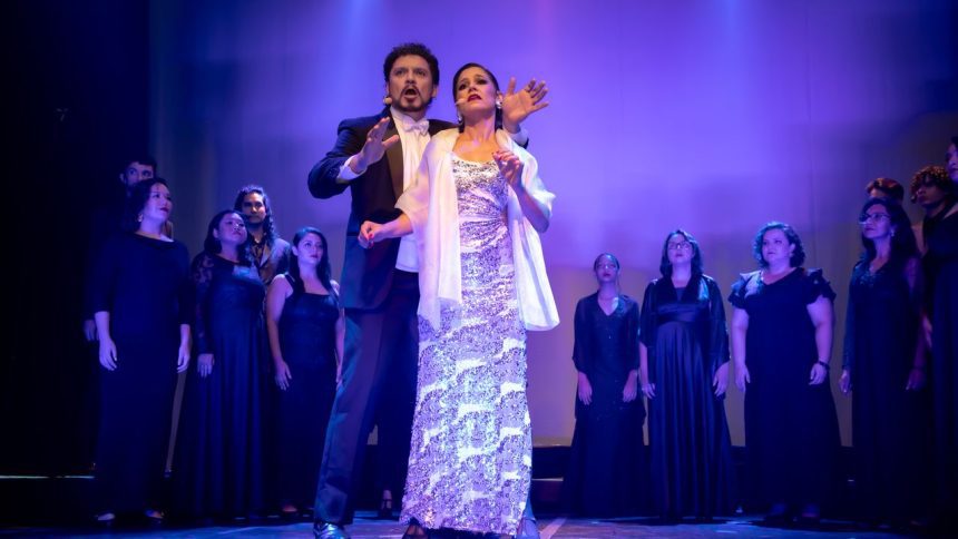 Cena da peça 'Clássicos da Broadway' com cantores em palco.