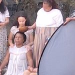 Cena de filme com mulheres em ritual, possivelmente 'Além das Manchas', com Valentina Marques