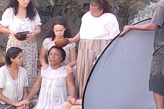 Cena de filme com mulheres em ritual, possivelmente 'Além das Manchas', com Valentina Marques