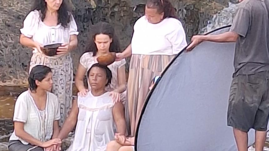 Cena de filme com mulheres em ritual, possivelmente 'Além das Manchas', com Valentina Marques