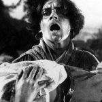 Cena de filme em preto e branco com mulher segurando tecido e expressão de choque.