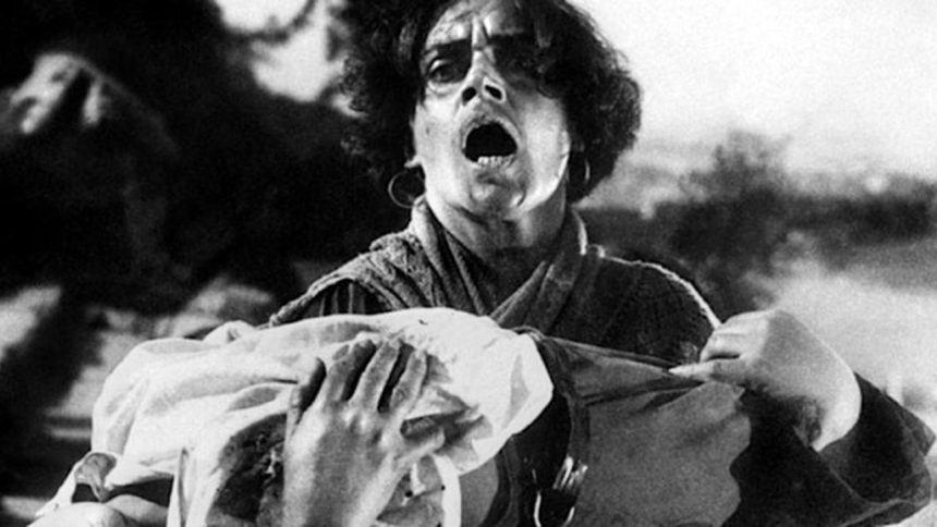 Cena de filme em preto e branco com mulher segurando tecido e expressão de choque.