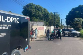 Cena de investigação policial após atropelamento na Rua Andirá Açu, Colônia Terra Nova.
