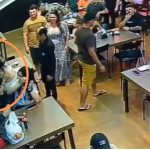 Cena em restaurante de Manaus: pessoas abraçadas, emoção e solidariedade.