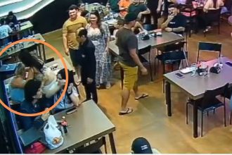 Cena em restaurante de Manaus: pessoas abraçadas, emoção e solidariedade.