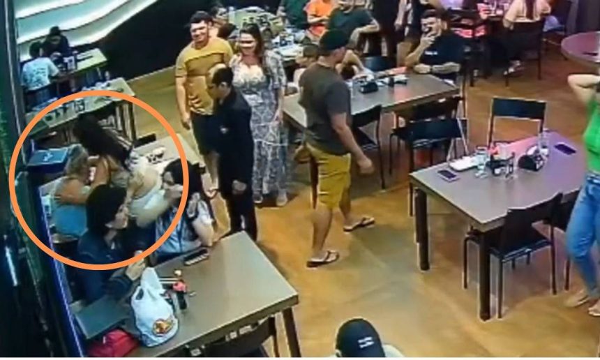 Cena em restaurante de Manaus: pessoas abraçadas, emoção e solidariedade.