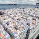 Cestas básicas embaladas em barco para entrega a famílias afetadas pelas enchentes no Amazonas.