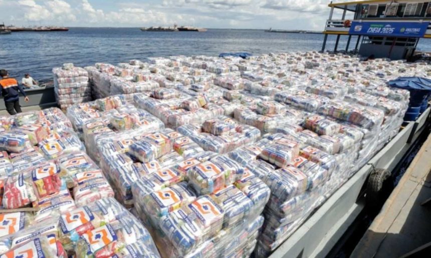 Cestas básicas embaladas em barco para entrega a famílias afetadas pelas enchentes no Amazonas.