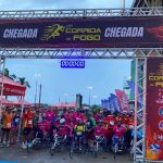 Chegada da 26ª Corrida do Fogo em Manaus, com participantes e cronômetro.