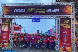 Chegada da 26ª Corrida do Fogo em Manaus, com participantes e cronômetro.