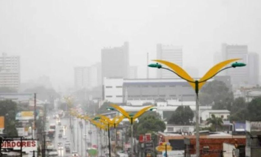 Chuvas em Manaus: vista de avenida com postes de luz e edifícios ao fundo.
