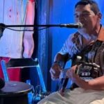 Cileno canta e toca violão em homenagem a Djavan durante evento especial no Dia dos Namorados em Manaus.