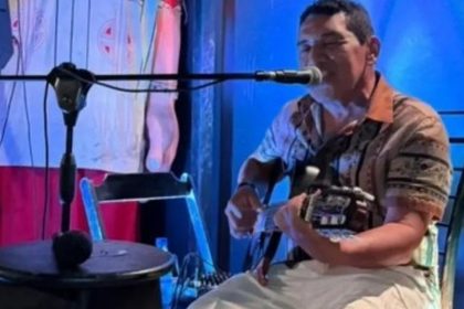 Cileno canta e toca violão em homenagem a Djavan durante evento especial no Dia dos Namorados em Manaus.