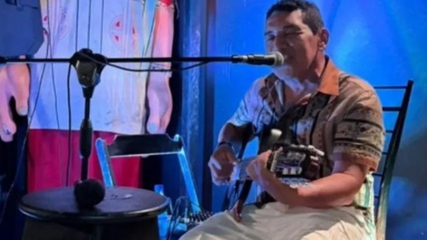 Cileno canta e toca violão em homenagem a Djavan durante evento especial no Dia dos Namorados em Manaus.