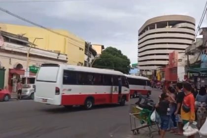 Confronto entre motoristas de micro-ônibus registrado em vídeo