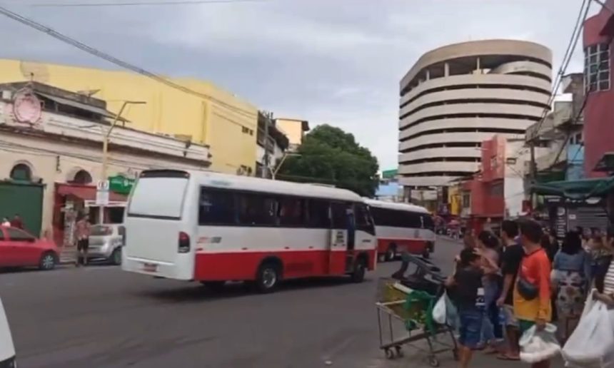 Confronto entre motoristas de micro-ônibus registrado em vídeo
