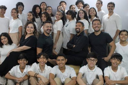 Coral infantojuvenil do Liceu Santoro em apresentação especial no Dia dos Namorados.