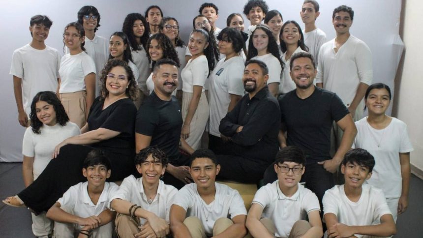 Coral infantojuvenil do Liceu Santoro em apresentação especial no Dia dos Namorados.