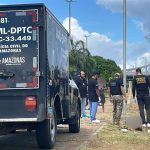 Corpo encontrado em igarapé em Manaus com viatura do IML.
