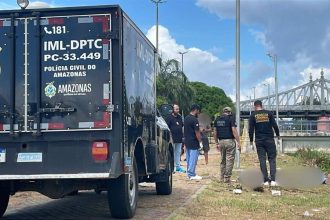 Corpo encontrado em igarapé em Manaus com viatura do IML.