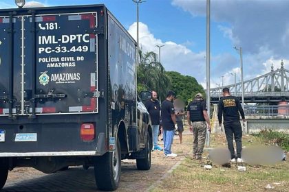 Corpo encontrado em igarapé em Manaus com viatura do IML.