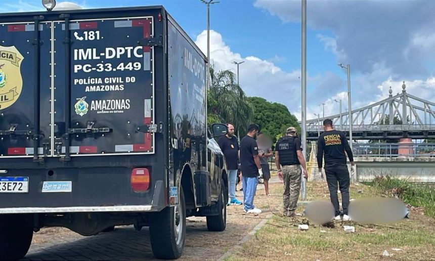 Corpo encontrado em igarapé em Manaus com viatura do IML.