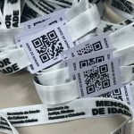 Crachás de identificação 'Menor de Idade' com QR codes.