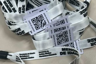 Crachás de identificação 'Menor de Idade' com QR codes.