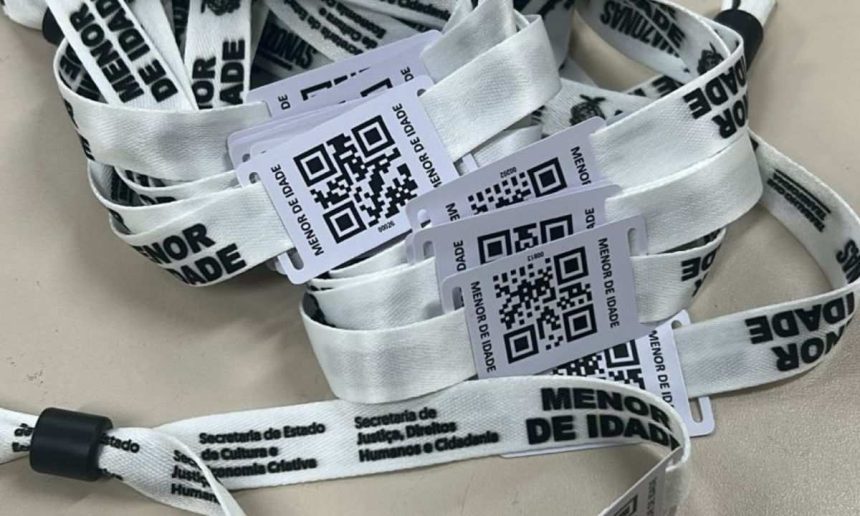 Crachás de identificação 'Menor de Idade' com QR codes.
